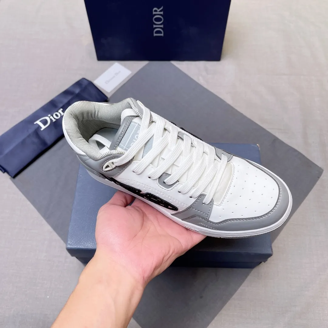 P420 Dior B57 low-top sneakers 2024 spring men's series new product launch [Celebrate][Celebrate][Celebrate], reinterpret the basketball shoe design and become Dior's classic item [strong][strong][strong], carefully crafted in black and cream white smooth cowhide, with beige suede, and the leather CD logo is displayed on the side Zhi, the tongue, sole and back side are decorated with various distinctive details to enhance the style[666][666], while the eyelet details, topstitching and rubber panels highlight the dynamic charm of its athletic style[strong][strong][strong]. It has a two-color rubber sole, which can be matched with various clothing to create a refined look. Size: 38 to 45 No. 067